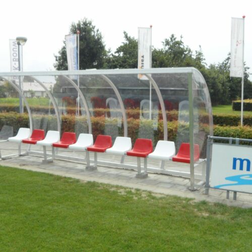 Dugout voetbal model 150 48 Dug out model DO150. Lengte 5 meter. Voorzien van kuipzitjes on clubkleuren.